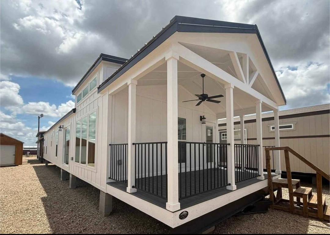 Used renewed 2021 Platinum Cottages – HUD Series “Lynnhaven”